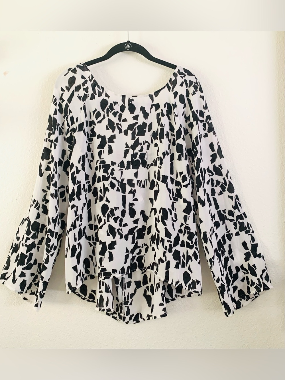 Leith  Women's Black & White Abstract 
Long Bell Sleeve Blouse Size Medium